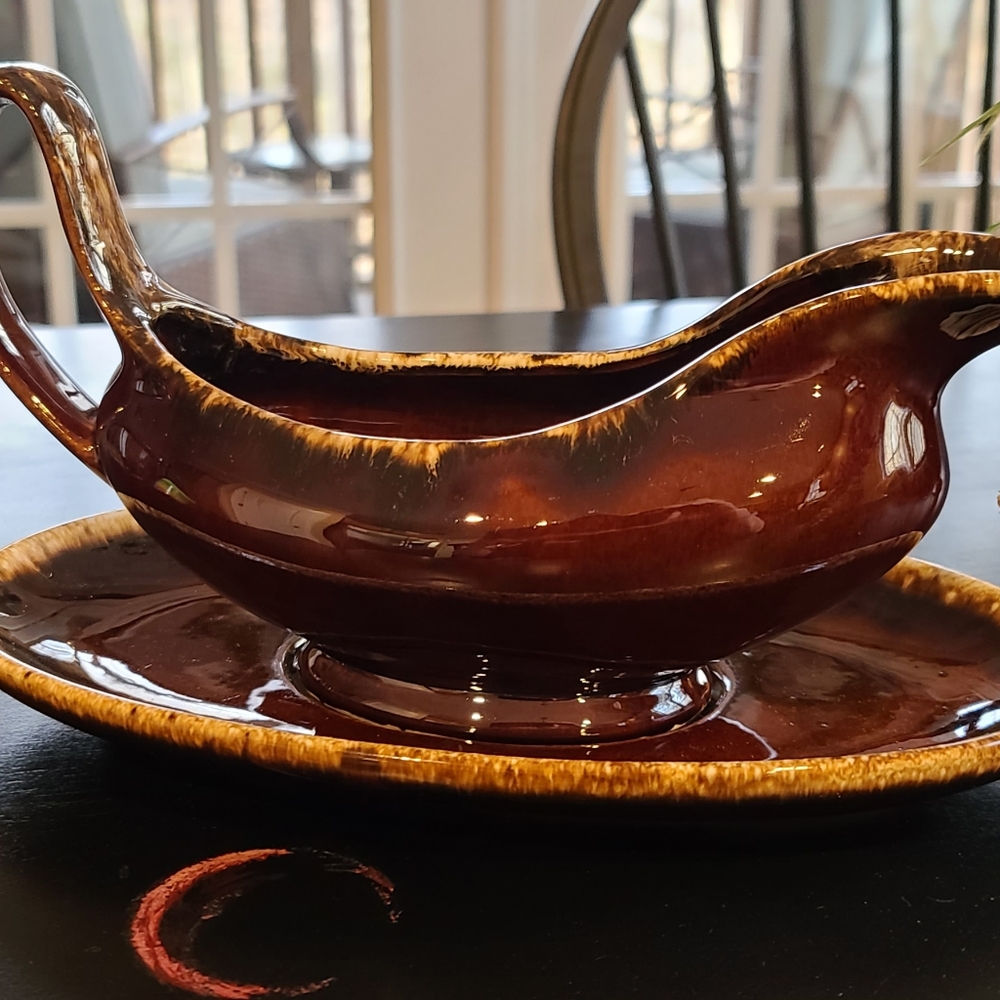 Hull Gravy Boat with Serving Tray